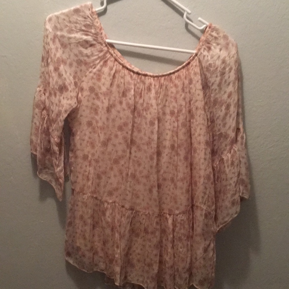 3/4 sleeve soft pint top with ruffled bottom.